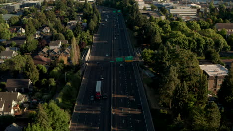 disparo aéreo sobre la gran autopista hacia portland, oregon