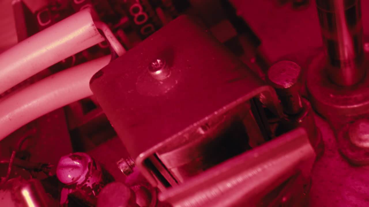 기어와 숫자를 가진 빈티지 미터의 클로즈업