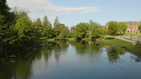 Lago-Laverne-En-Ames,-Iowa.-Aéreo