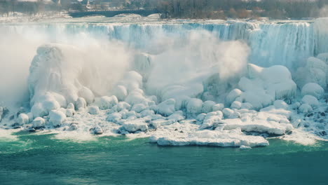 Invierno-En-Las-Cataratas-Del-Niágara-Congelado-Con-Hielo-Y-Nieve-05