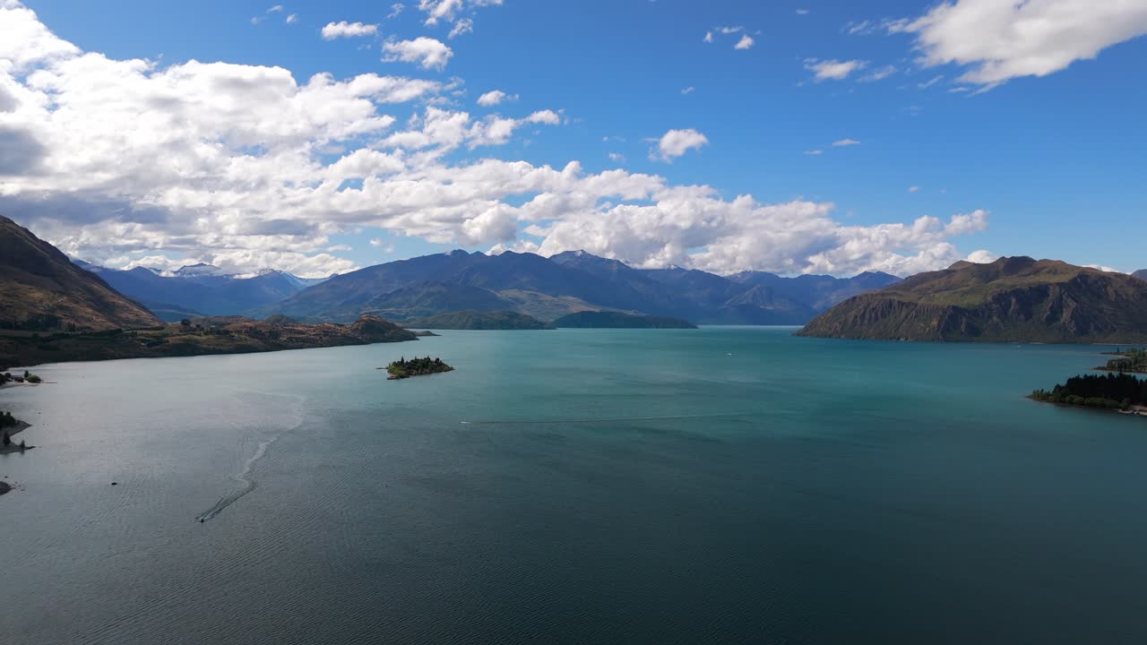 el hermoso lago wanaka en nueva zelanda. vista aérea
