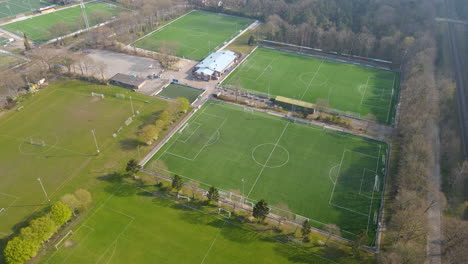 Antenne-Von-Grünen-Fußballfeldern---Rückwärts-Fliegende-Drohne