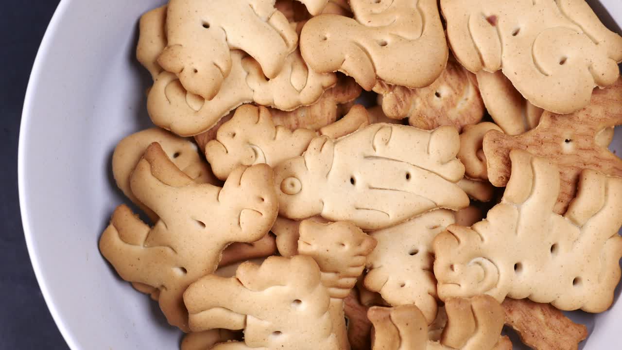 Primo piano di biscotti dolci per bambini in una ciotola