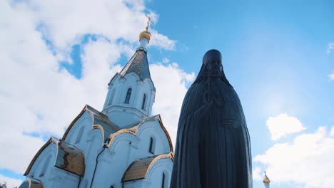 iglesia ortodoxa y estatua