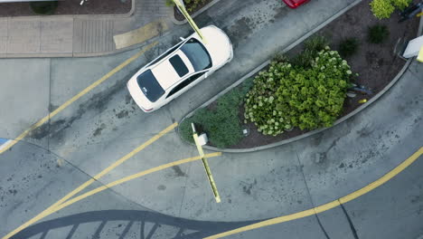 Rotierende-Overhead-Drohne-Von-Mehreren-Autos-In-Der-Warteschlange,-Um-Bei-Einem-Fast-Food-Restaurant-Zu-Bestellen