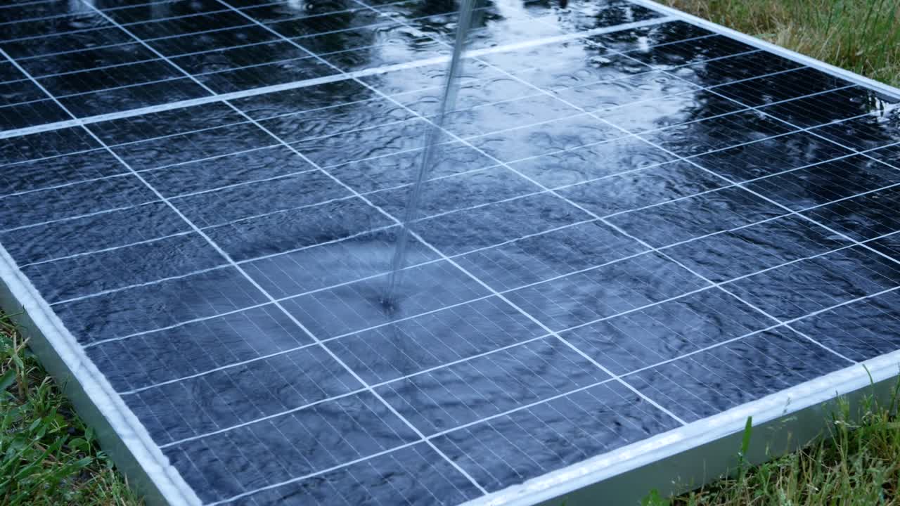 el panel solar está bañado con agua.
