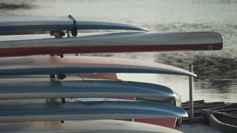 paddleboards, kajaks und kanus zum mieten auf dem charles river in waltham, ma