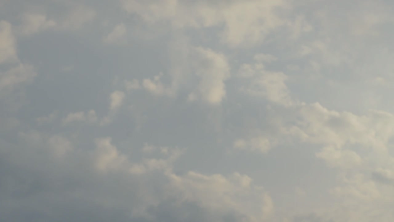 해가 뜨는 하이라이트와 구름의 움직임과 함께 회색 구름