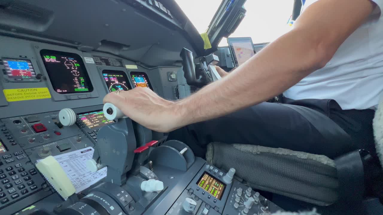 vista cercana de los controles de vuelo y aceleradores del motor, lado del copiloto, durante la aproximación