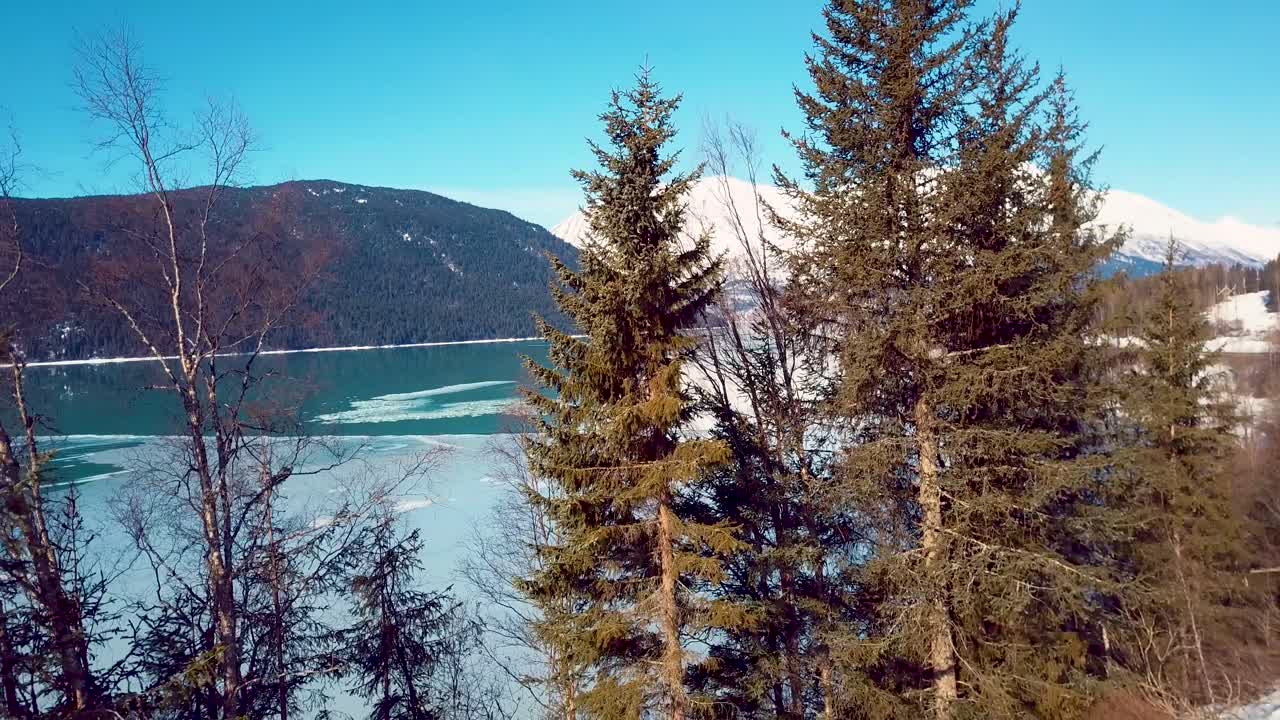 겨울철 알래스카의 눈 덮인 호숫가 산을 촬영한 4k 드론 영상