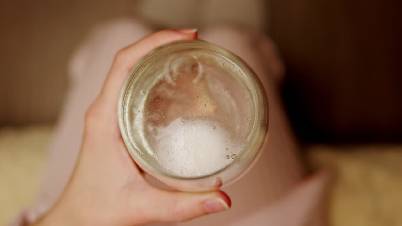 mano con un vaso de vino espumoso