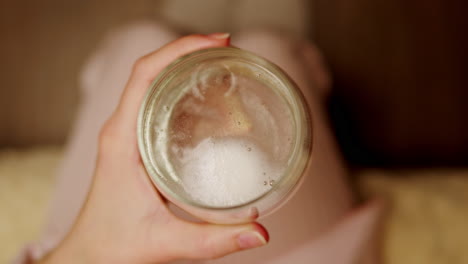 mano con un vaso de vino espumoso