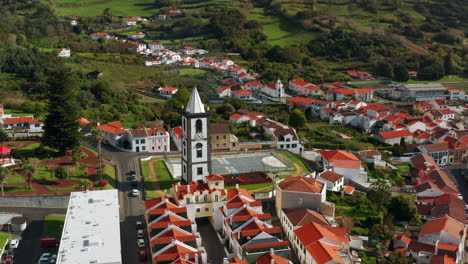 Filmische-Luftdrohnenaufnahme-Der-Malerischen-Stadt-Horta-Auf-Der-Insel-Faial,-Azoren-–-Portugal