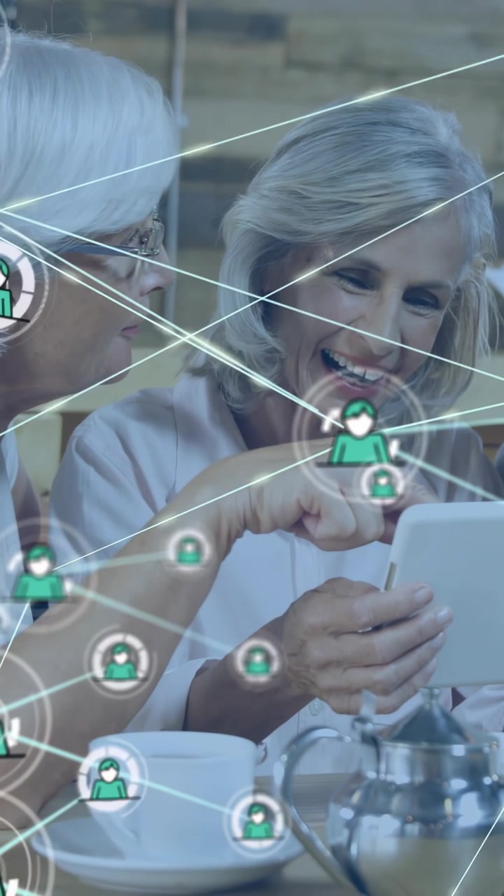Video verticale: Anziano che tiene un tablet che avvia l'HUD, amici che si sporgono, nodi che si espandono per mostrare la tecnologia