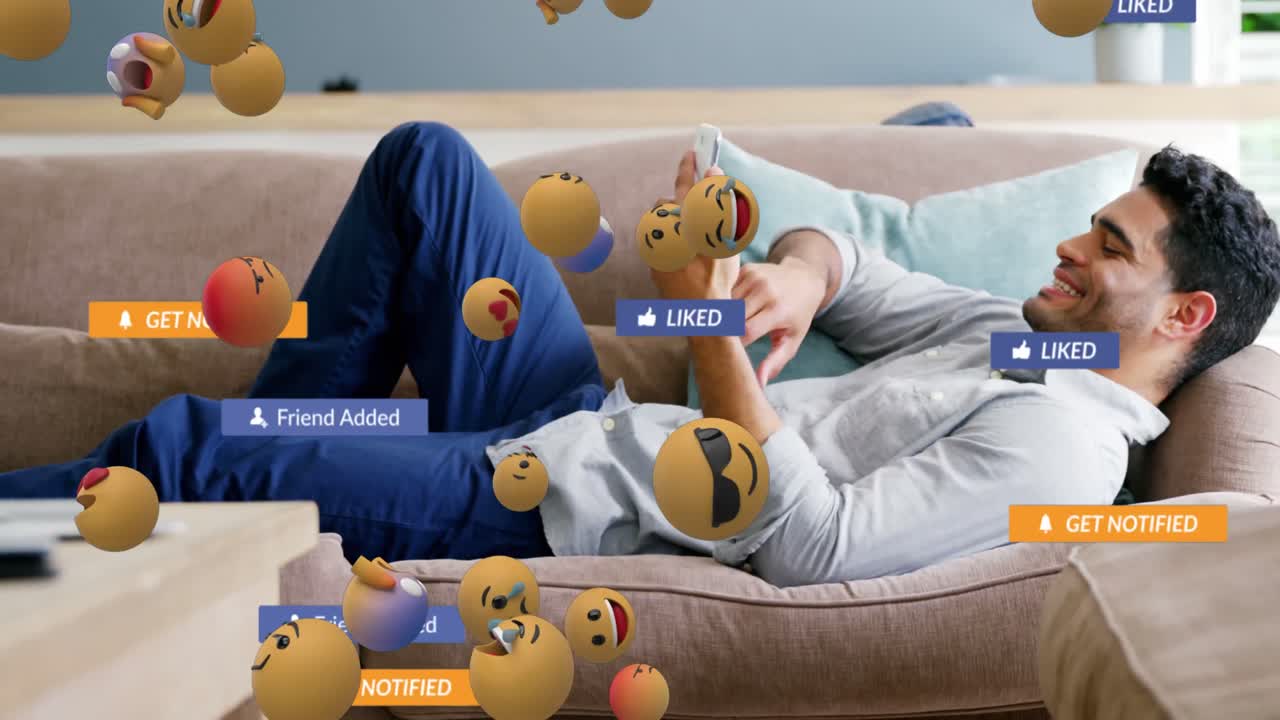 스마트 폰을 사용하는 남성 위에 떨어지는 소셜 미디어 아이콘과 이모지 애니메이션