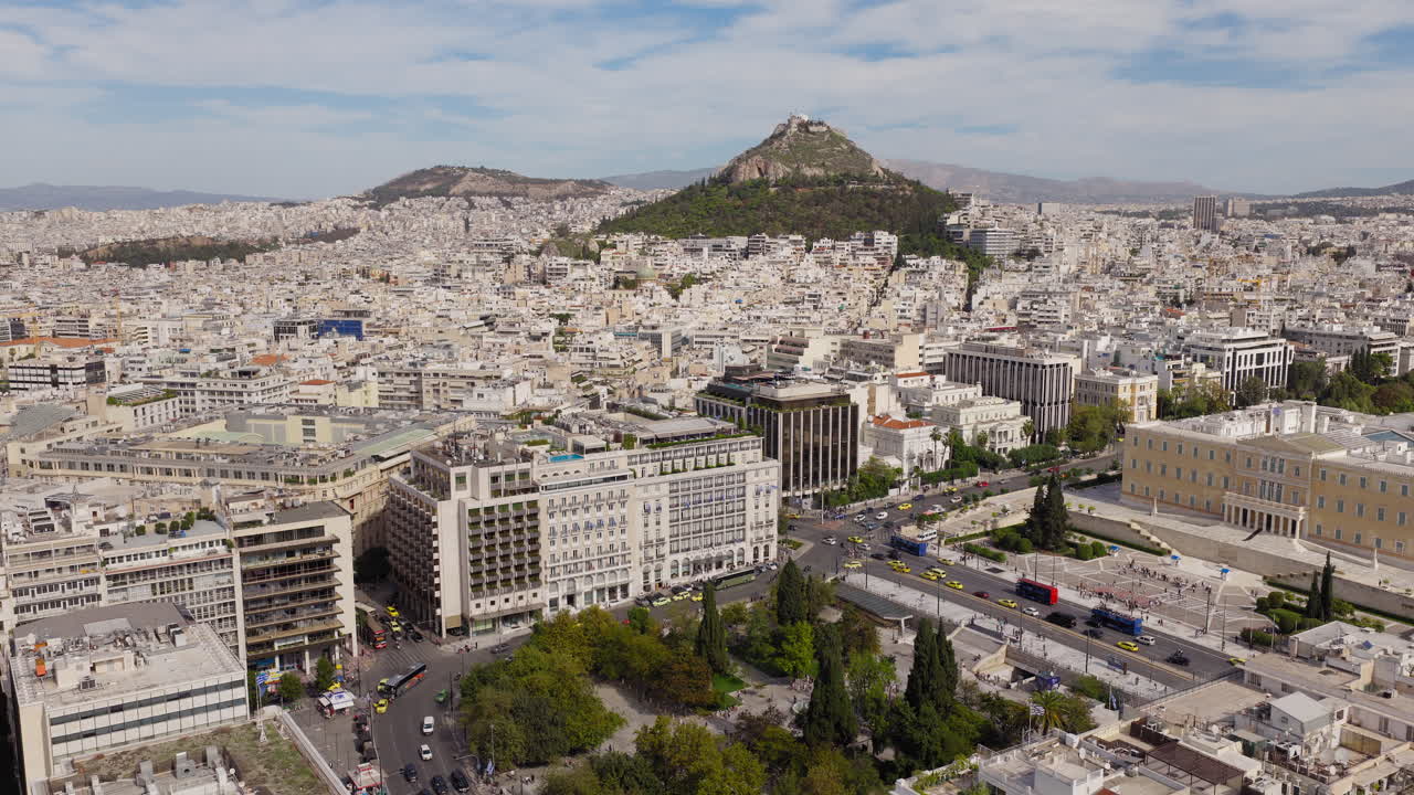 Piazza Syntagma, il Monte Licabetto e il Parlamento Ellenico ad Atene, Grecia, di giorno