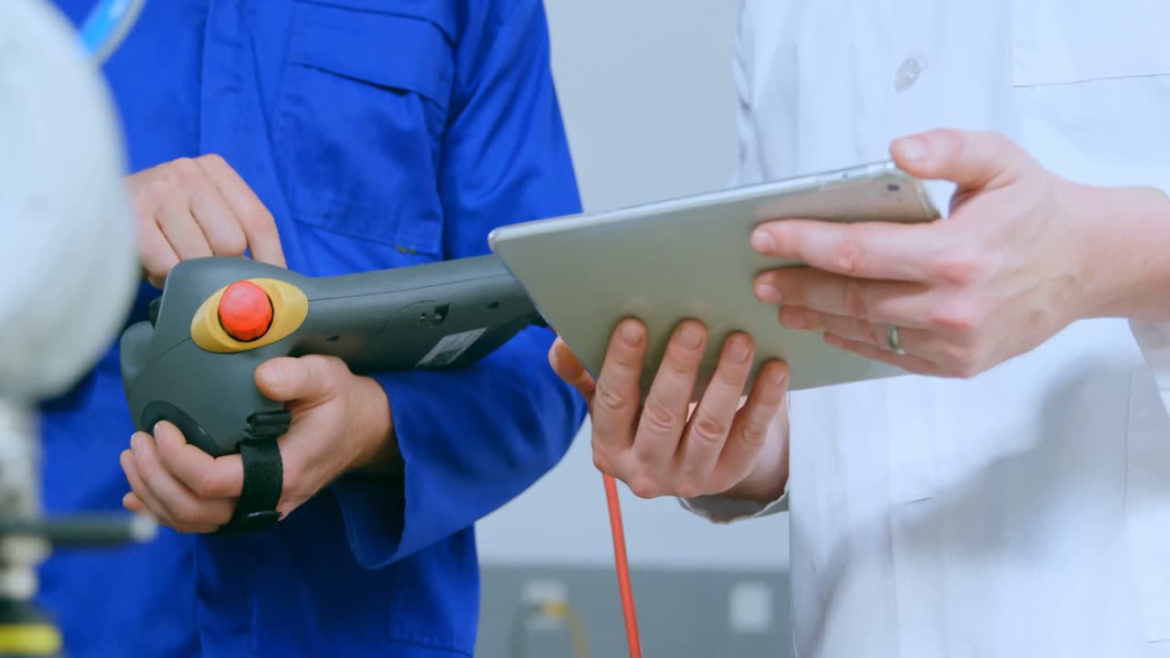 инженеры-роботы тестируют роботизированную машину на складе 4k