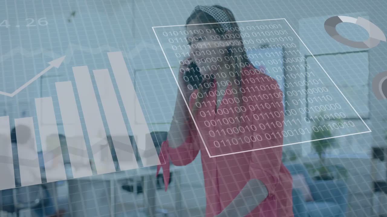 procesamiento de datos en la interfaz sobre una mujer de negocios casual biracial que tiene una llamada telefónica en la oficina