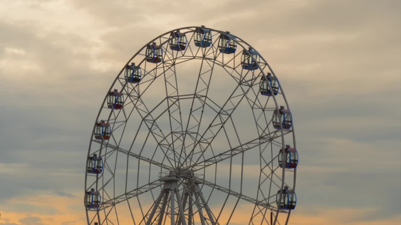 временный промежуток вращающегося колеса и движения облаков, закат облачное небо