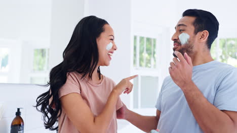 Cuidado-De-La-Piel,-Crema-Y-Pareja-Juguetona-En-El-Baño