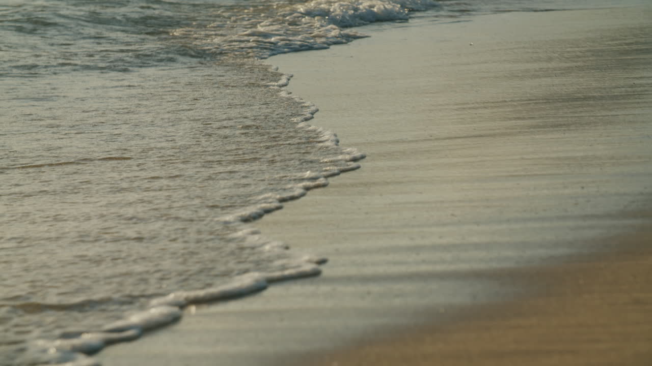 잔잔한 파도가 모래사장에 밀려온다