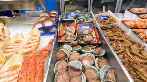 exhibición de mariscos frescos en un mercado