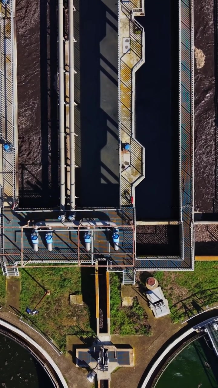 Water treatment facility with processing tanks seen from above