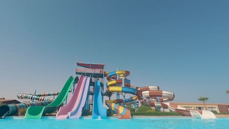 panorama de los deslizadores del parque acuático, parque acuático, parque acuático deslizadores del parque acuático con piscina