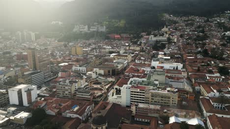 paisaje aéreo de la ciudad de bogotá, colombia. valle, colinas, centro histórico, catedral y centro de la ciudad.