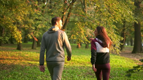 pareja caminando en el parque