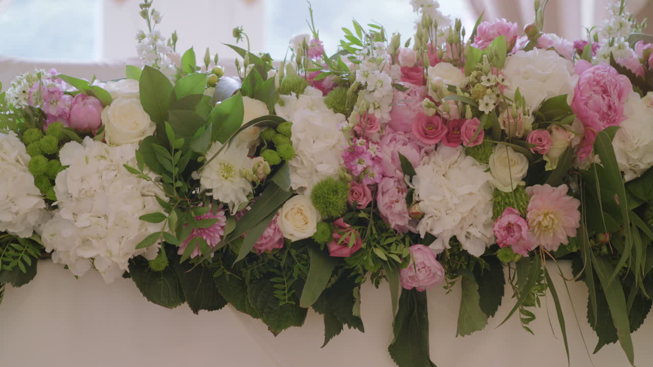 Salón de bodas con decoración floral blanca