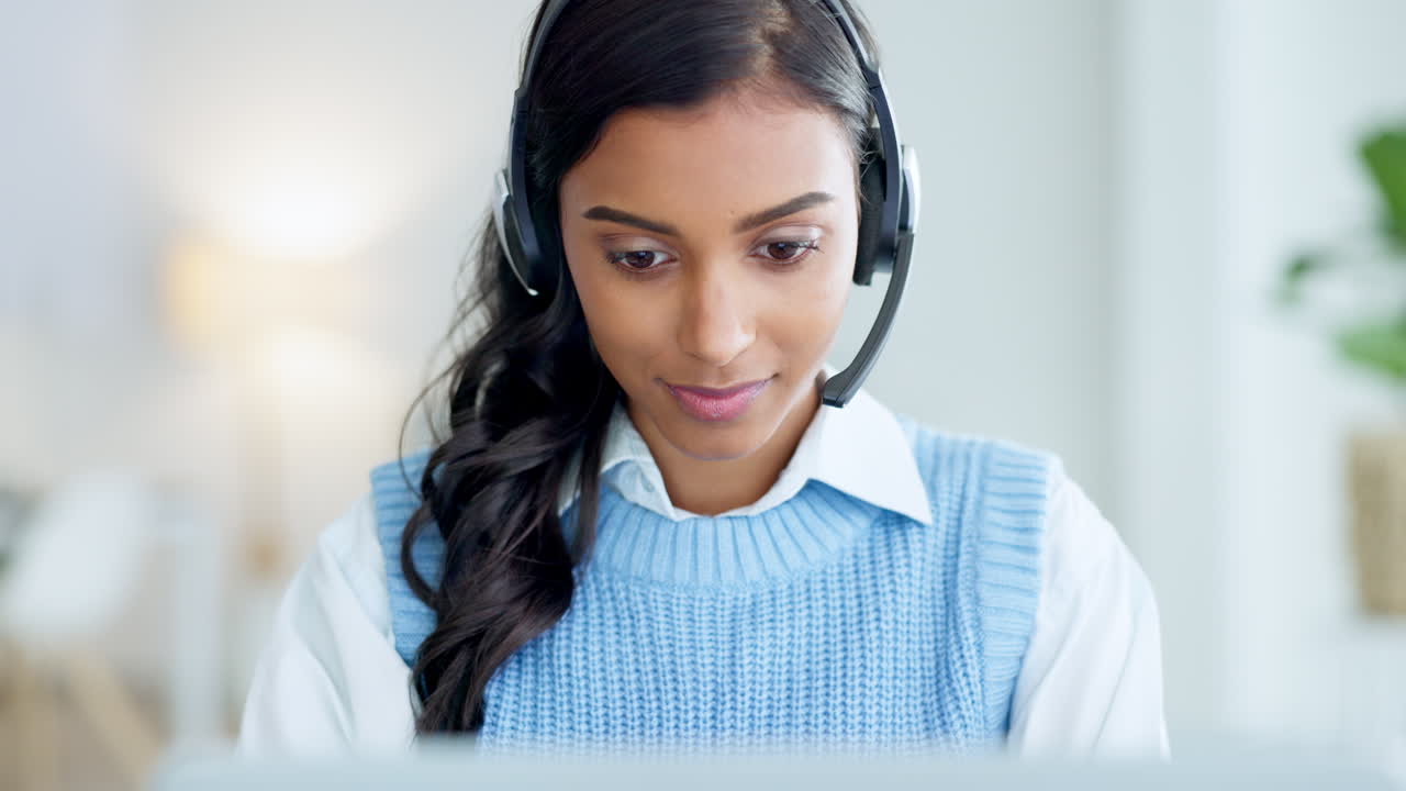 Ritratto di un operatore di call center che utilizza una cuffia
