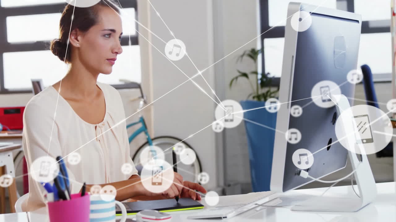 animación de la red de conexiones con iconos sobre una mujer de negocios caucásica usando computadora