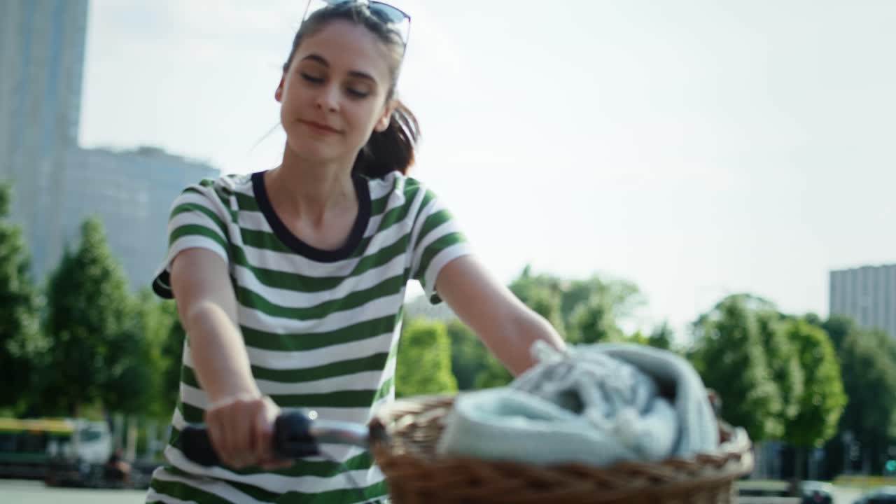 도시 에서 자전거 를 타고 있는 여자 의 비디오