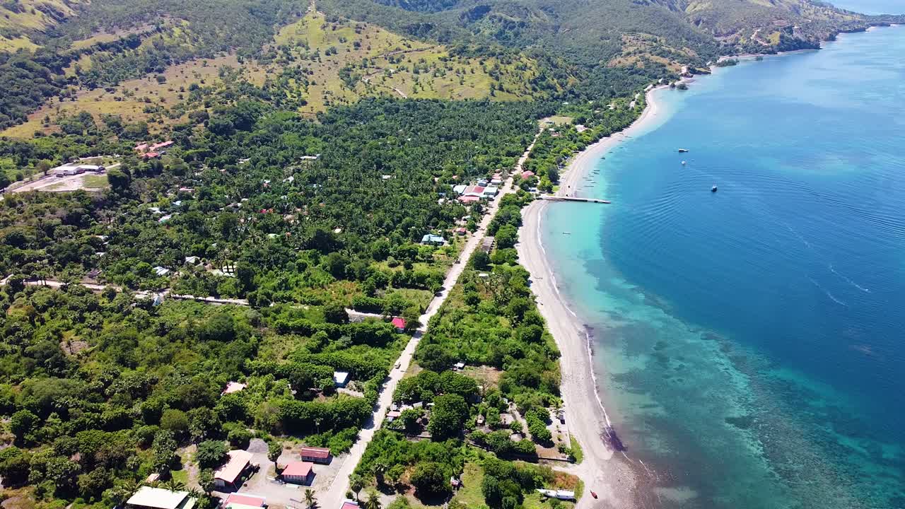 vista aérea del paisaje de la remota isla tropical de atauro con árboles verdes, playa blanca y agua cristalina del océano de la comunidad costera en timor-leste, sudeste asiático