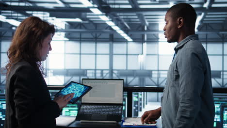 compañeros de trabajo de la sala de servidores que utilizan inteligencia artificial en portátiles y tabletas