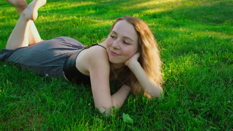 una mujer relajándose en un parque.