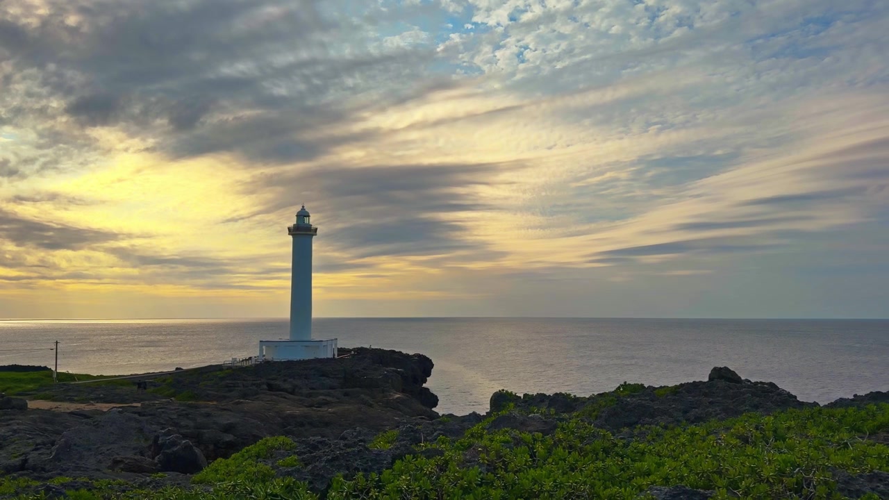 Faro di Zanpa Misaki con vista mare panoramica al crepuscolo sull'isola di Okinawa in Giappone. Ampia ripresa panoramica