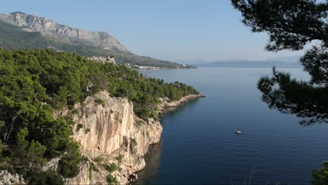 Toma-Cinematográfica-De-Una-Impresionante-Vista-Al-Mar-Desde-La-Montaña-Sobre-El-Borde-Del-Acantilado.