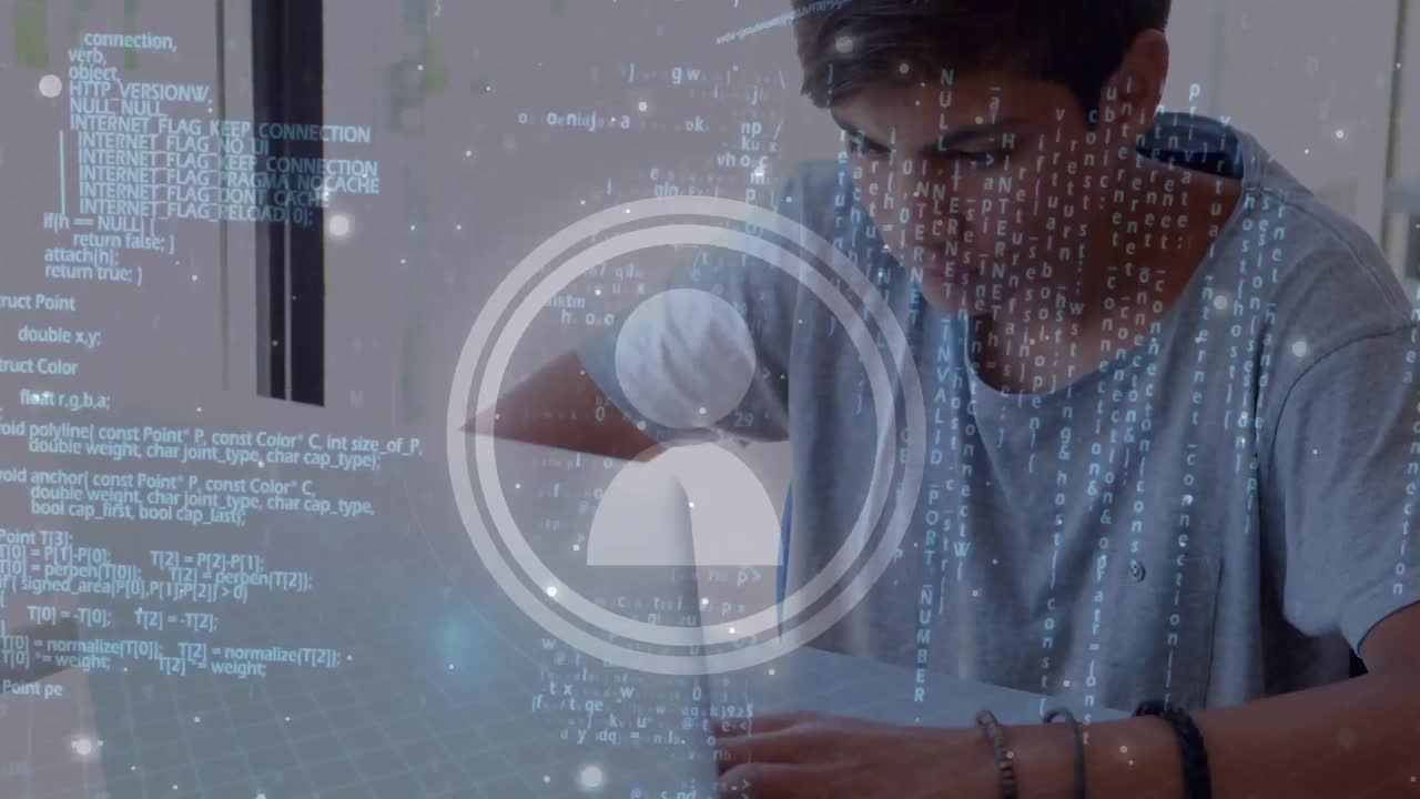 animación de procesamiento de datos y icono de usuario sobre niño asiático usando portátil en la escuela