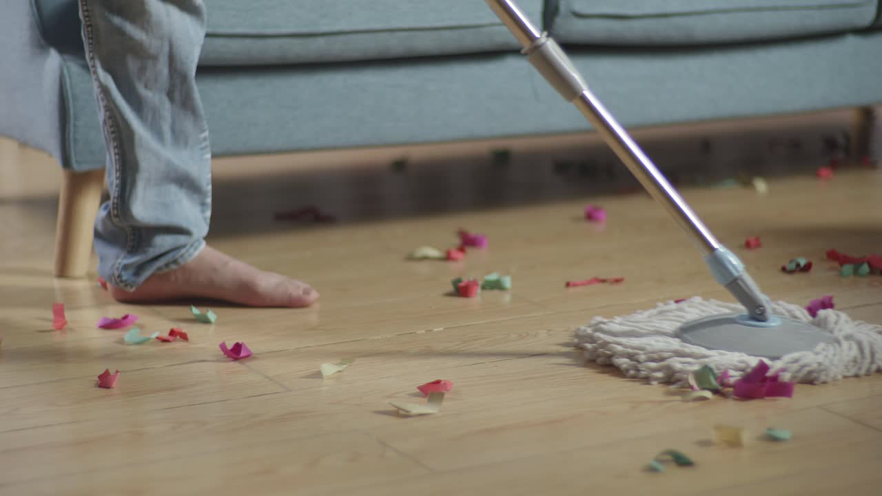 limpiando después de una fiesta