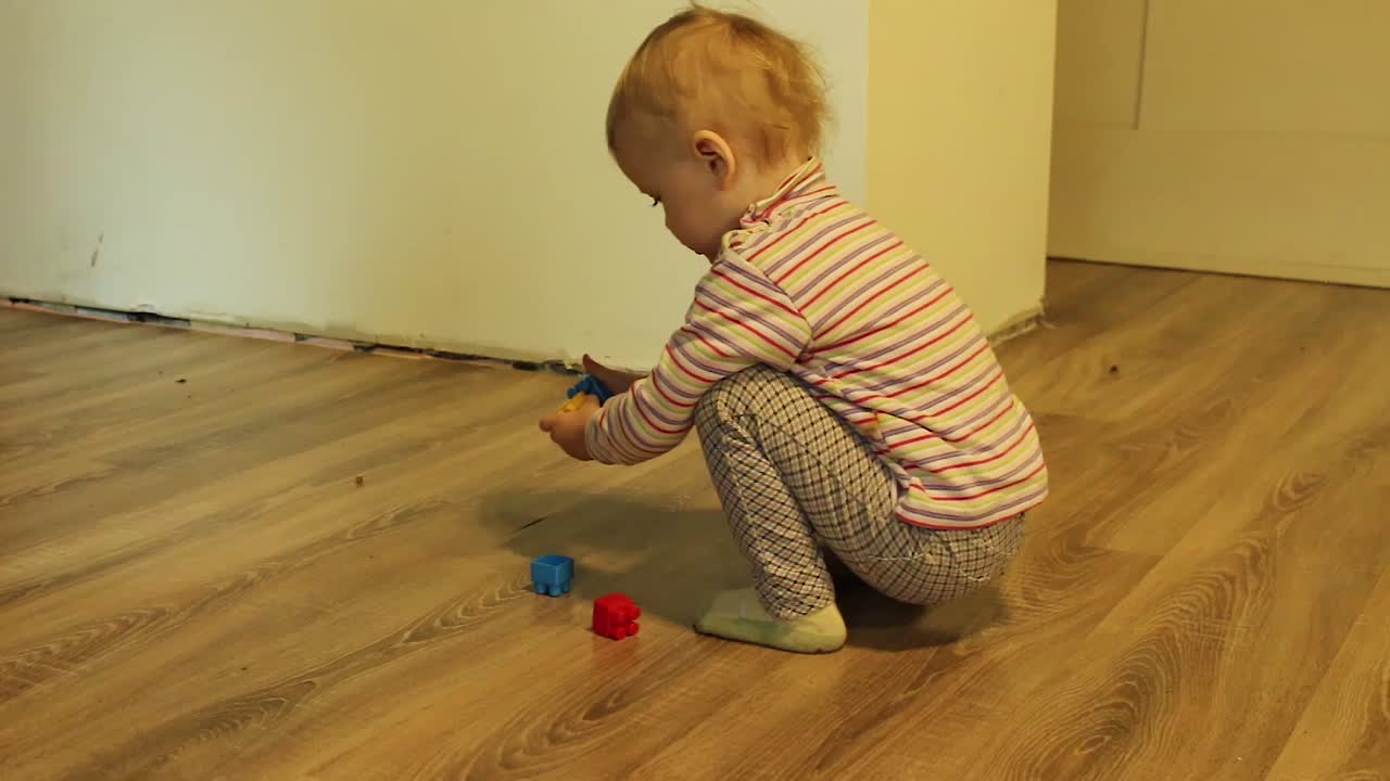 niña recogiendo jugando con bloques