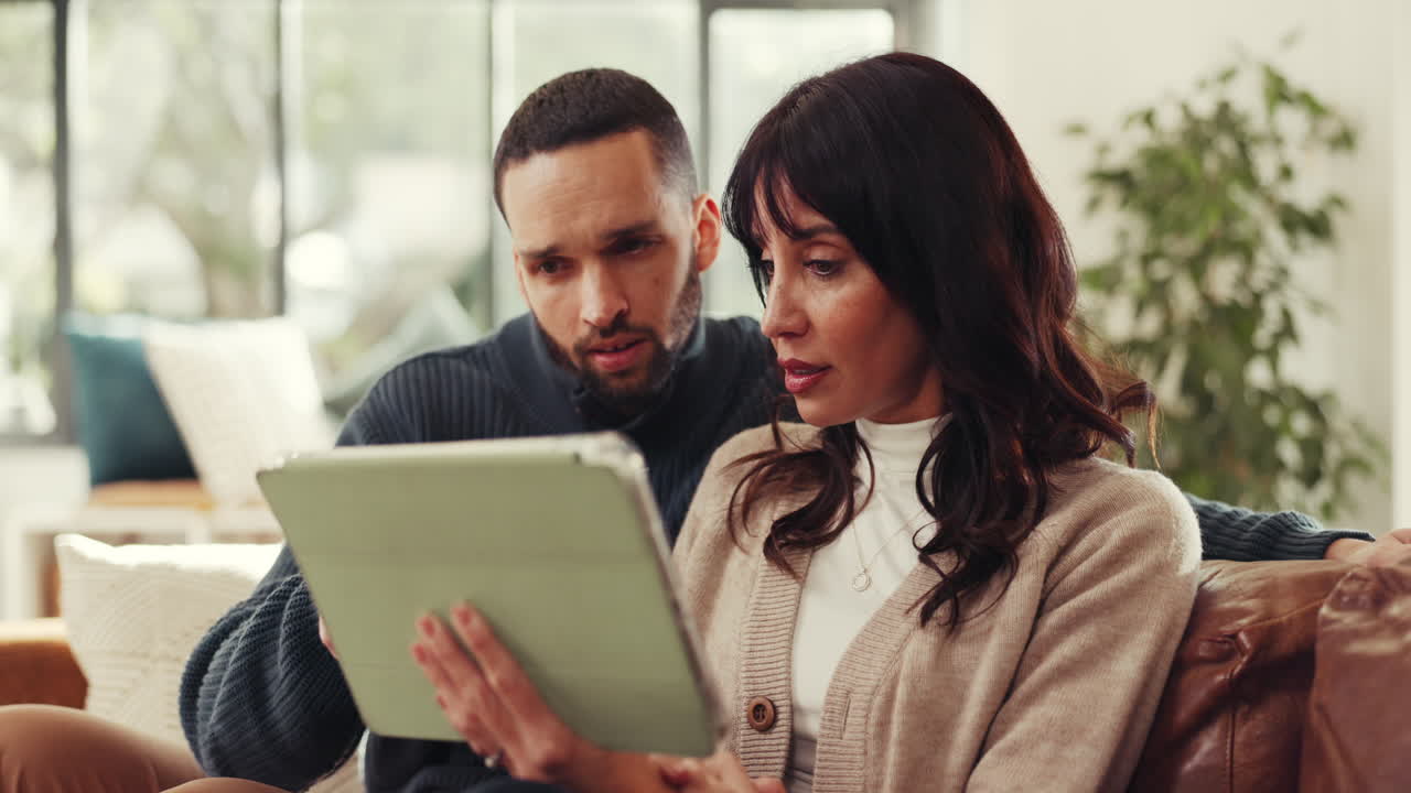pareja usando una tableta en casa
