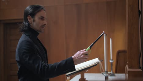 hombre cristiano en la iglesia leyendo una biblia con un primer plano de las páginas