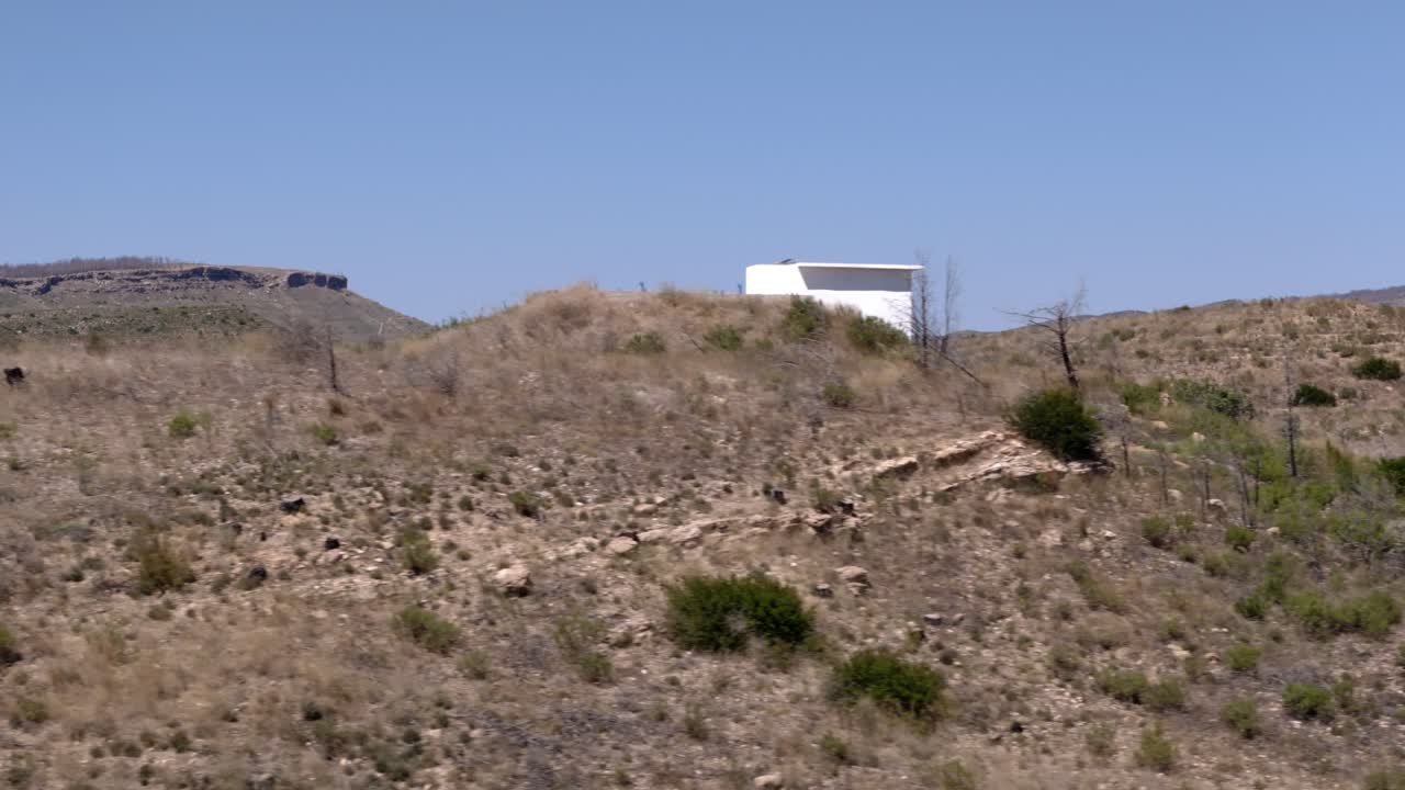 터키의 타우루스 산맥을 가로지르는 공중 뷰를 구축하고 아래의 빈 계곡 지형