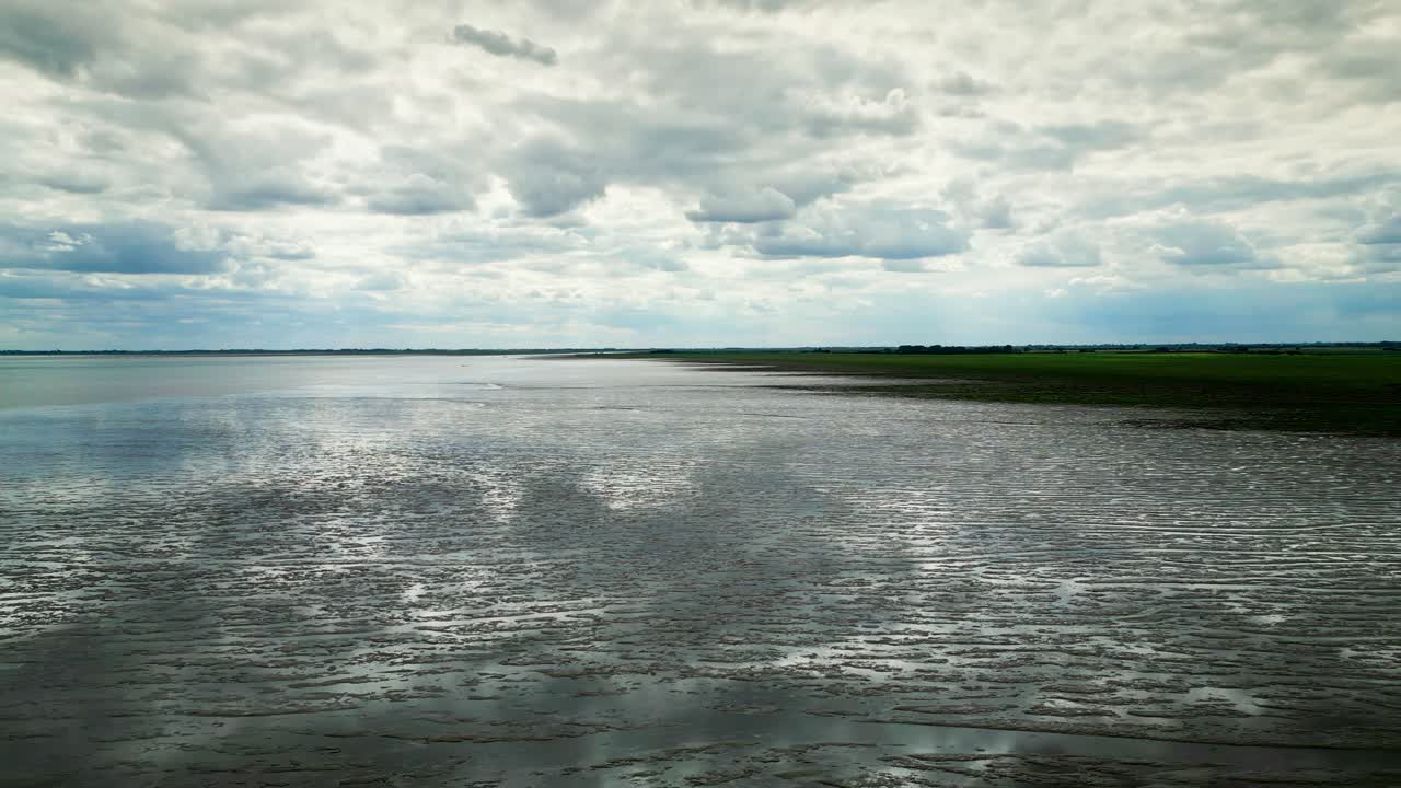 소금 습지 에서 균열 된 진 평면