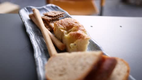 varios panes y galletas en un plato de servicio