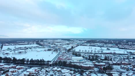 Antenne---Panorama-Und-Horizont-Des-Schneebedeckten-Thetford,-England,-Weite-Absenkung