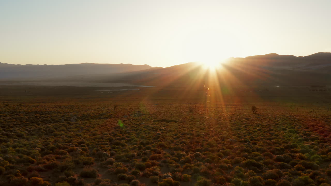 Amanecer en un valle cerca de Lone Pine en Sierra Nevada