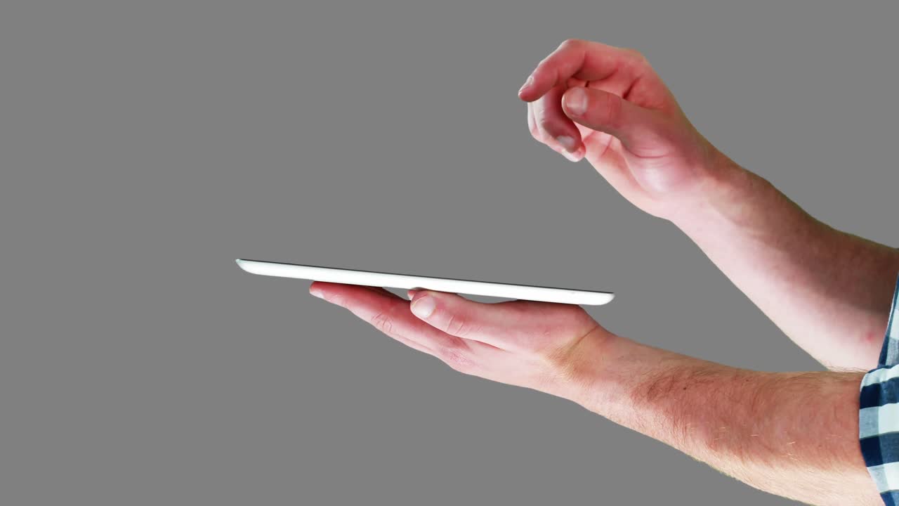 sección media de un hombre usando una tableta digital